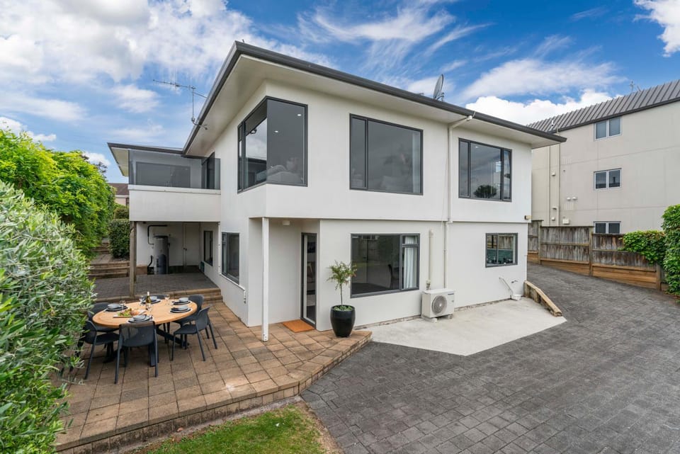 Property building, Patio, Spring, Day, Garden, Garden view