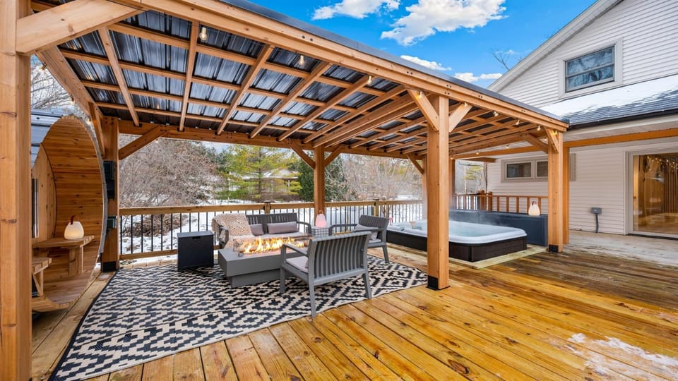 New! Walk to Water, Shops Hot Tub, Sauna & Games House in Ellison Bay