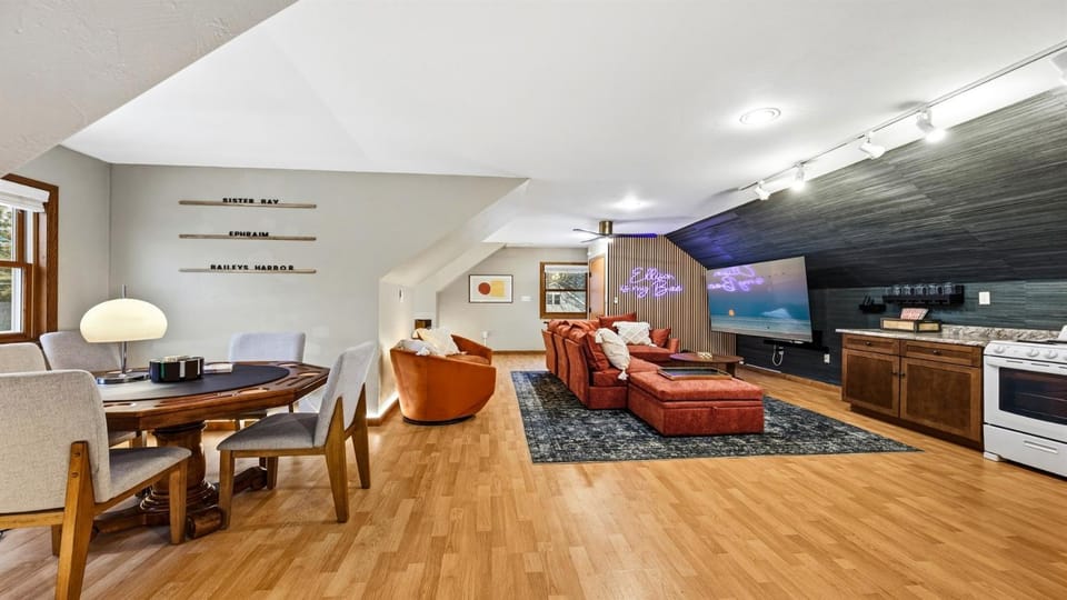 New! Walk to Water, Shops Hot Tub, Sauna & Games House in Ellison Bay