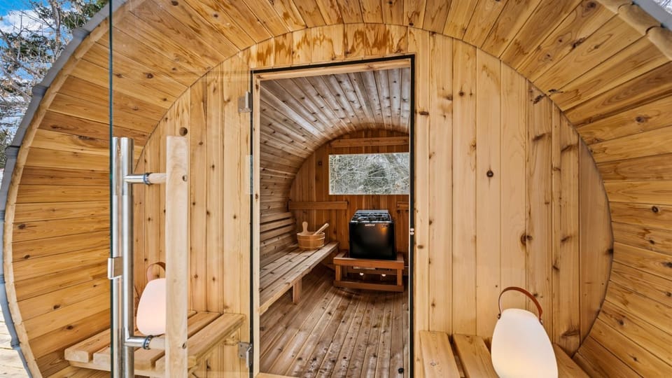 New! Walk to Water, Shops Hot Tub, Sauna & Games House in Ellison Bay