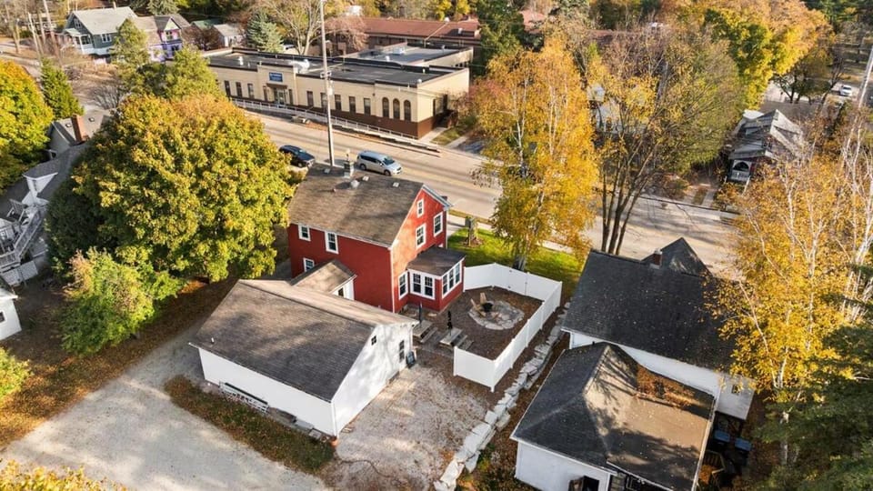 The Big & Easy House - Sturgeon Bay, WI - Walk to Downtown, Large Home & Yard House in Sturgeon Bay