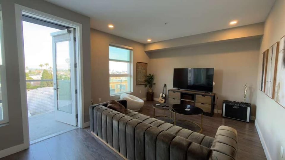 Luxury 2 bdrm Hollywood sign view Apartment hotel in Hollywood