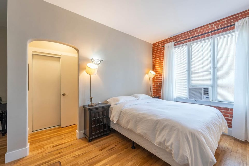Furnished Studio in Silver Lake with Parking Apartment in Los Feliz