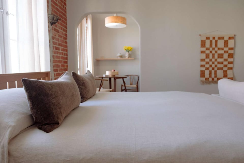 Rustic Studio in Los Feliz - Fully Furnished Apartment in Los Feliz