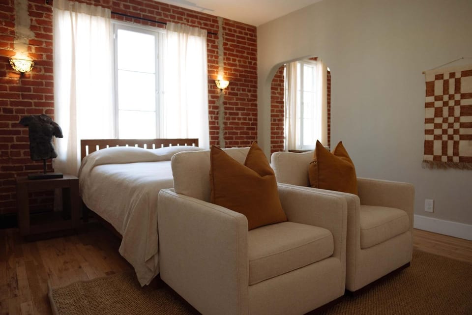 Rustic Studio in Los Feliz - Fully Furnished Apartment in Los Feliz