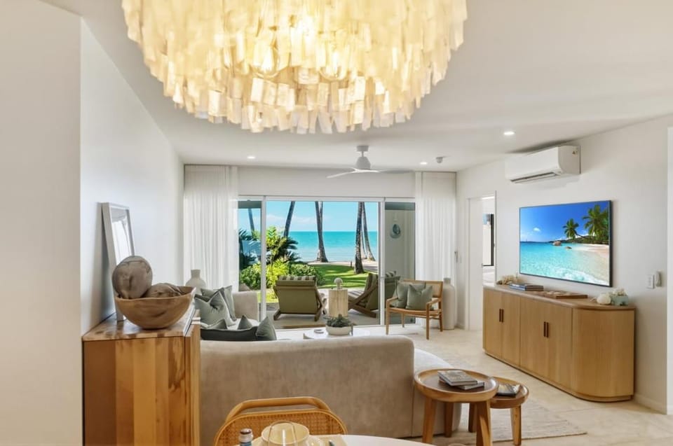 Communal lounge/ TV room, Natural landscape, TV and multimedia, Living room, Seating area, Sea view, air conditioner
