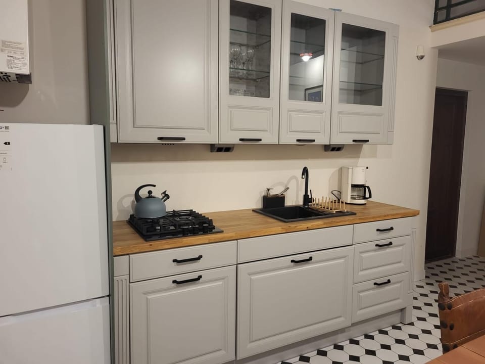 Coffee/tea facilities, Kitchen or kitchenette, stove