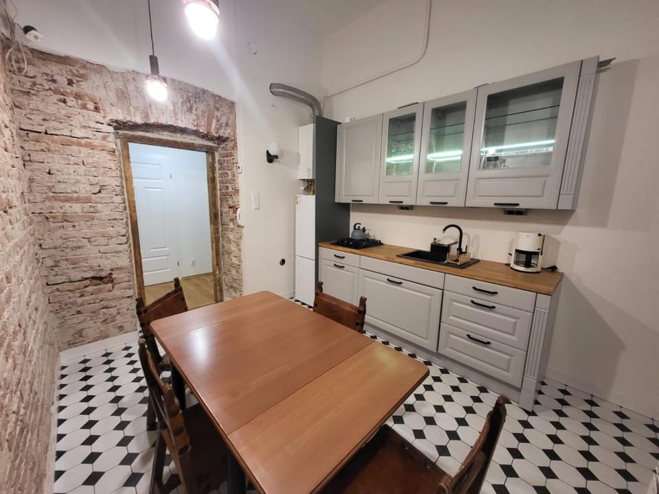 Kitchen or kitchenette, Dining area, stove