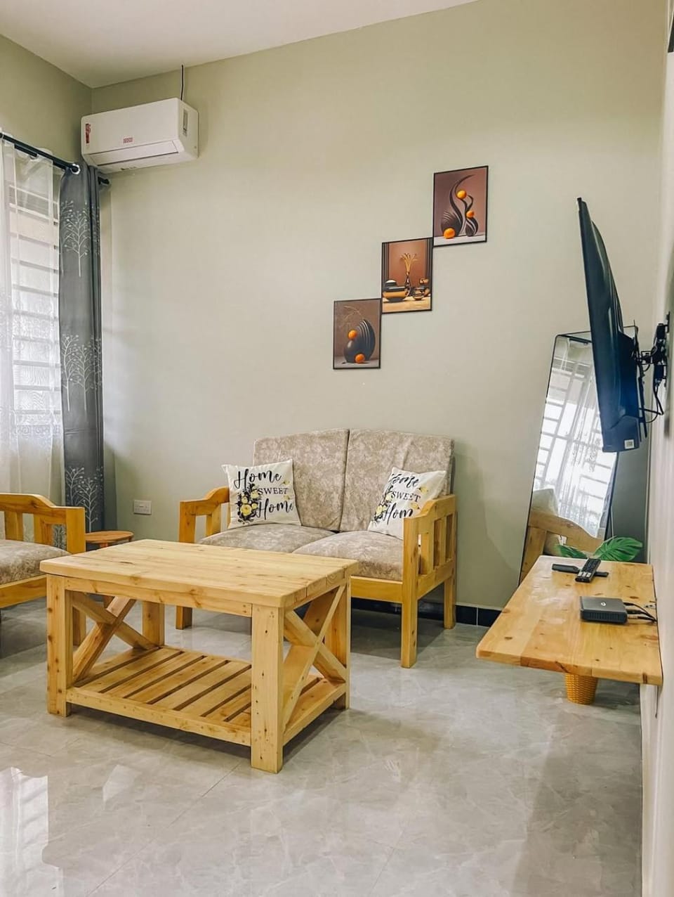 TV and multimedia, Living room, Seating area, Dining area, air conditioner