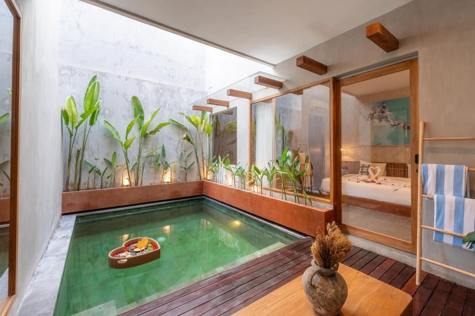 Swimming pool, Breakfast