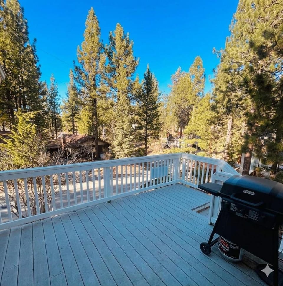Paramount Escape Big Bear-Close to All -Tesla Universal EV- Foos Ball House in Big Bear
