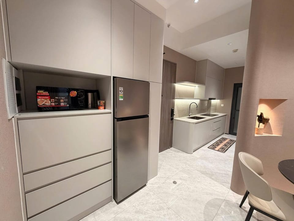 Kitchen or kitchenette, microwave, stove