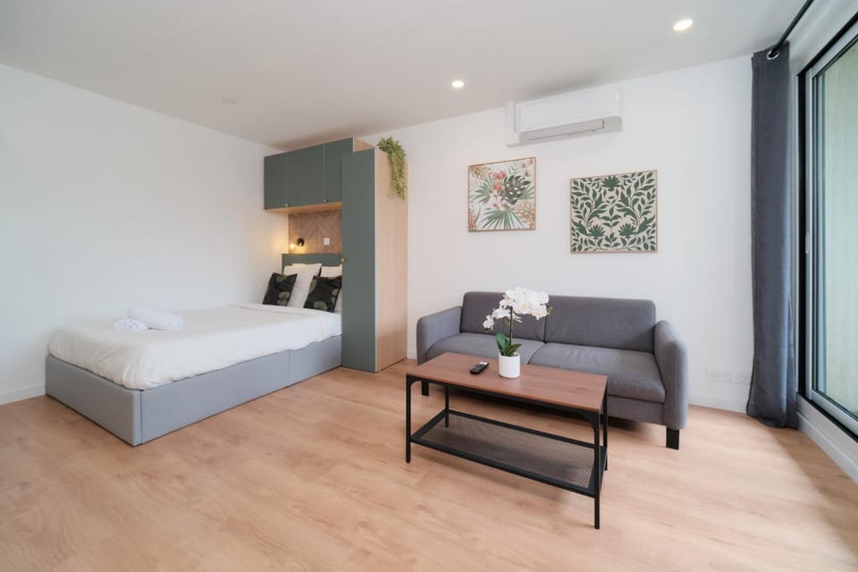 Bed, Living room, Bedroom, air conditioner