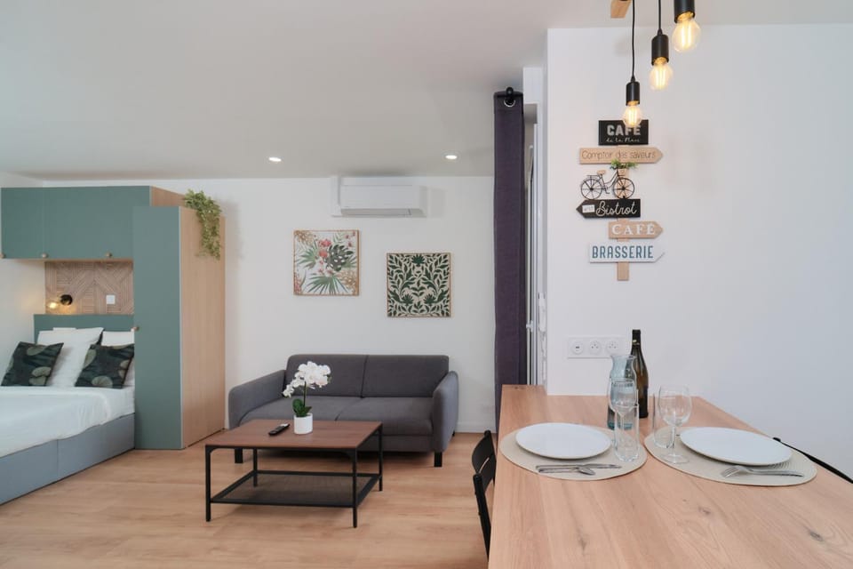 Communal lounge/ TV room, Bed, Living room
