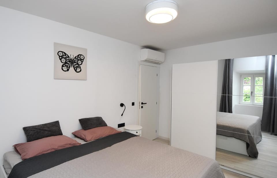 Bed, Bedroom, air conditioner