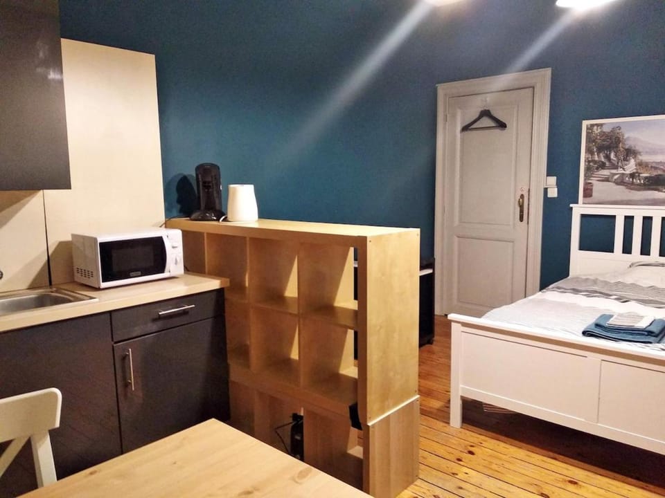 Bed, Kitchen or kitchenette, Bedroom
