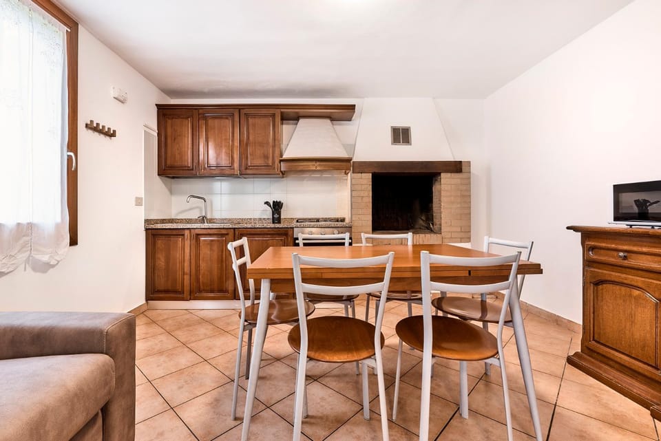 TV and multimedia, Kitchen or kitchenette, Living room, Seating area, Dining area, oven, stove