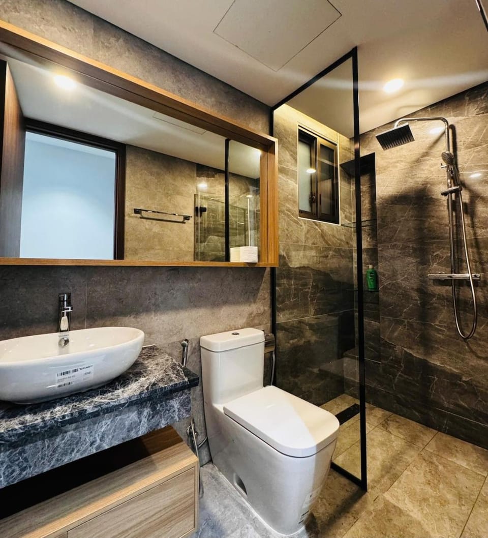 Luxury 2-Bedroom Apartment in the Heart of Midtown The Peak Apartment in Ho Chi Minh City