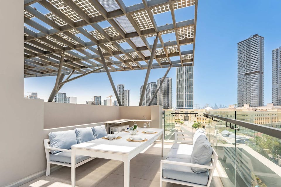 Property building, Day, View (from property/room), Balcony/Terrace, Seating area, Dining area, City view