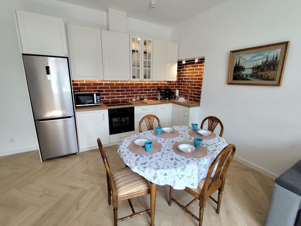 Kitchen or kitchenette, Dining area, dishwasher, oven, stove