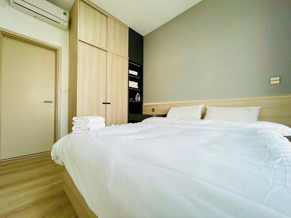 Bed, Photo of the whole room, Bedroom, wardrobe, air conditioner