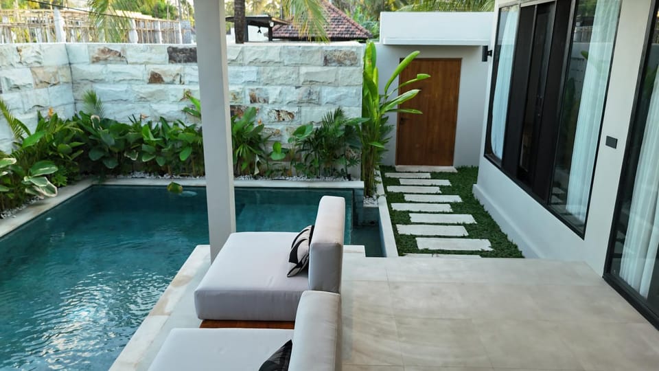 Patio, Patio, Facade/entrance, Swimming pool, Swimming pool