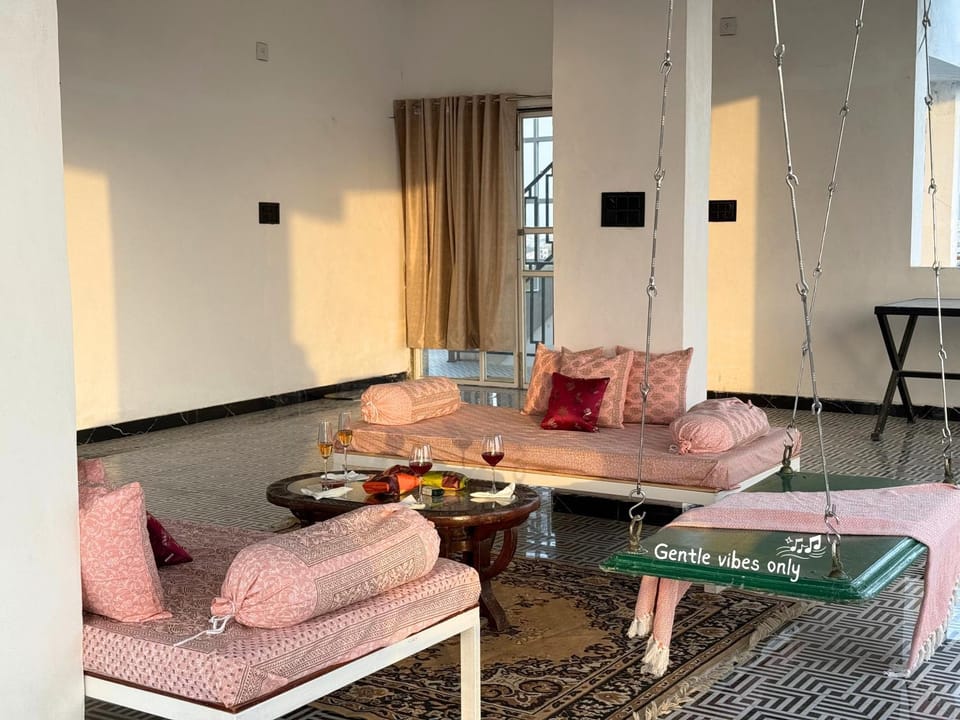 Facade/entrance, Living room, Seating area
