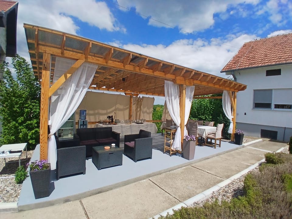 BBQ facilities, Garden, View (from property/room), Seating area, Dining area, Garden view