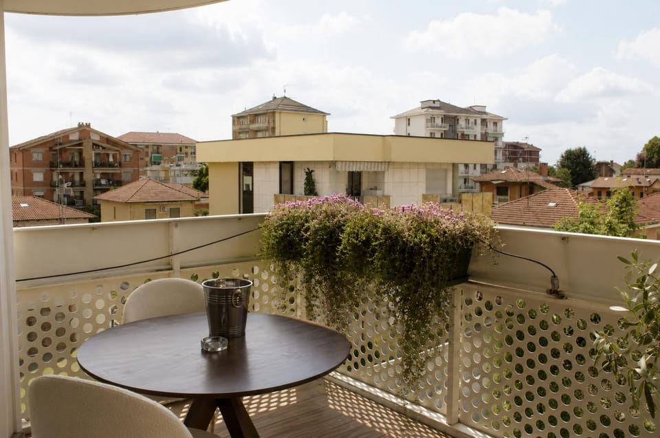 Patio, Floor plan, Dining area, City view, Lunch