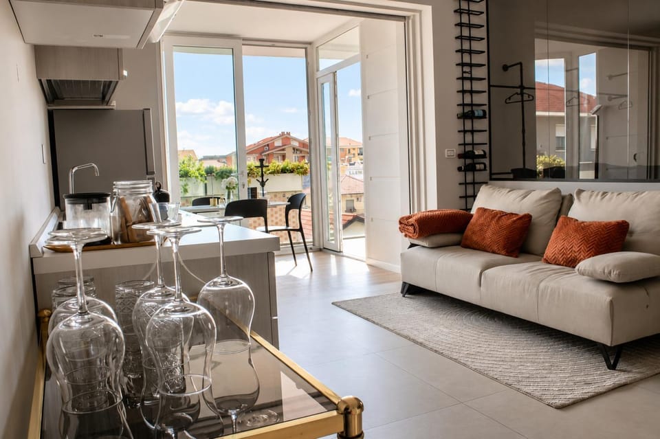 View (from property/room), Balcony/Terrace, Living room, Dining area