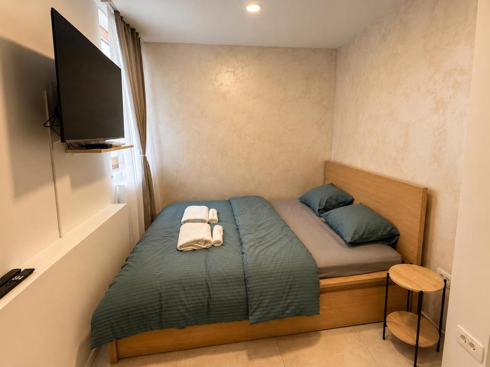 Bed, TV and multimedia, Bedroom, towels