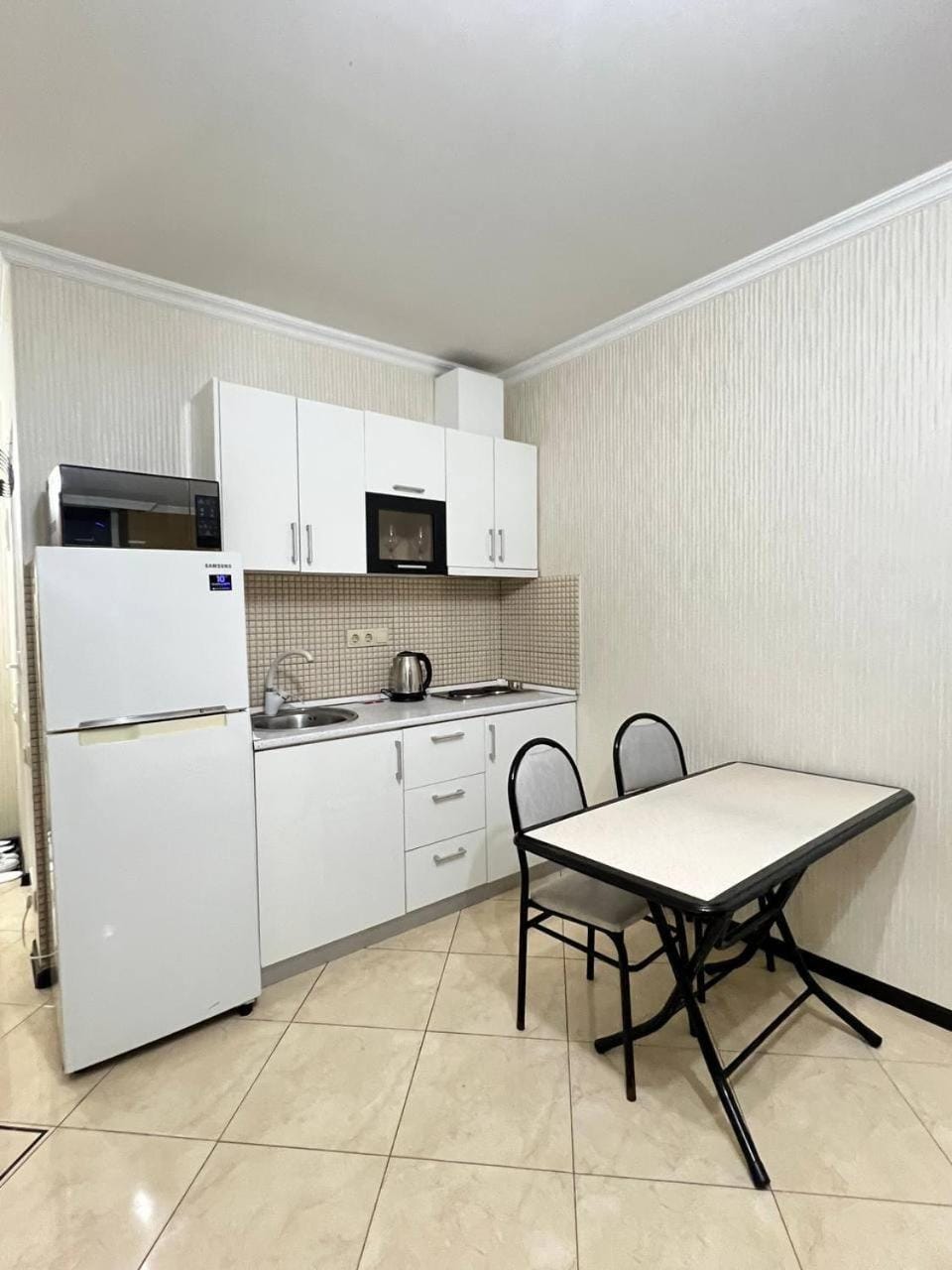 Kitchen or kitchenette, Dining area, stove