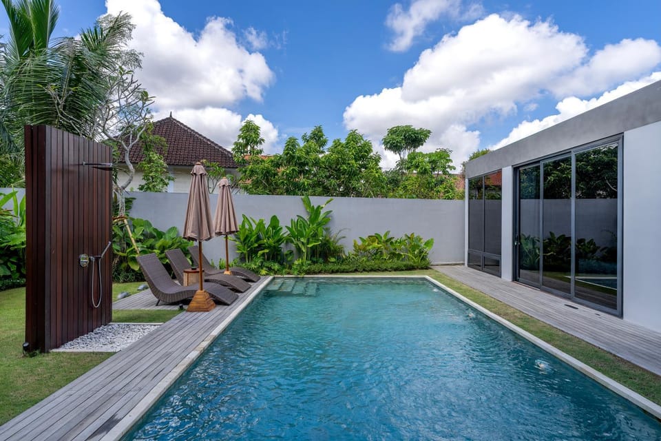 Swimming pool, sunbed