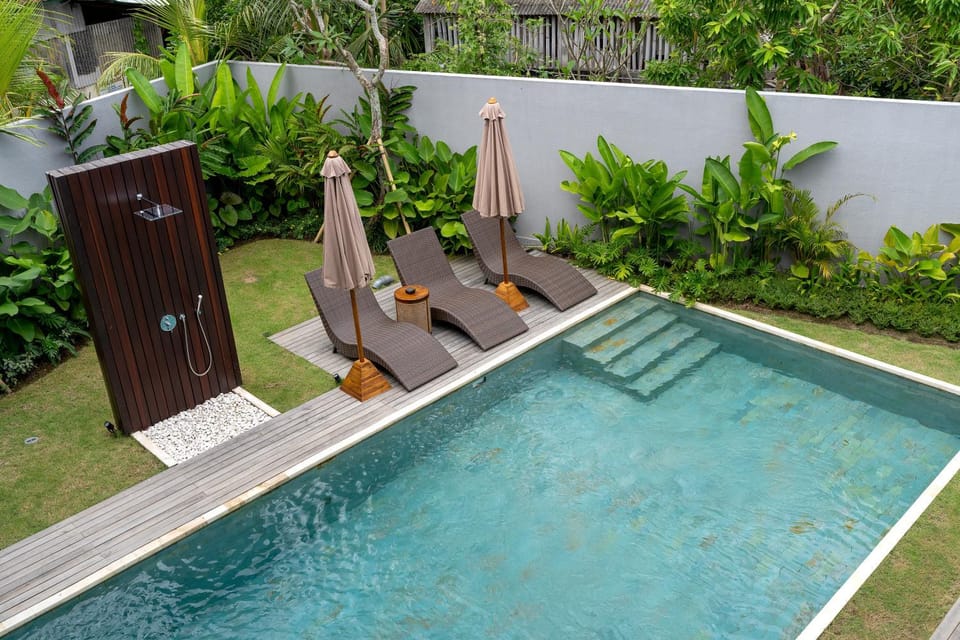 Swimming pool, sunbed