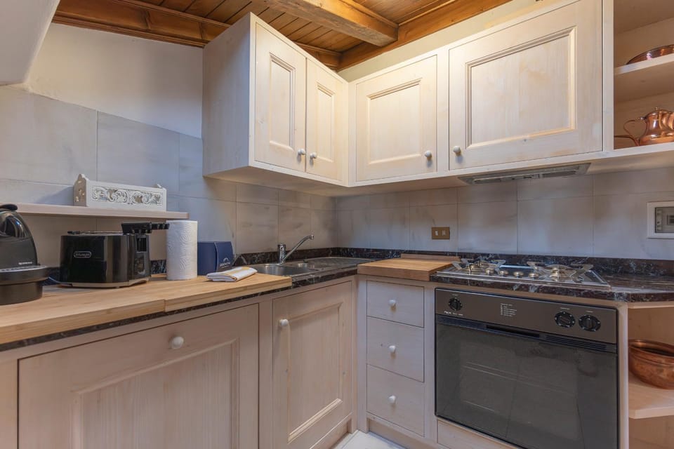 Kitchen or kitchenette, dishwasher