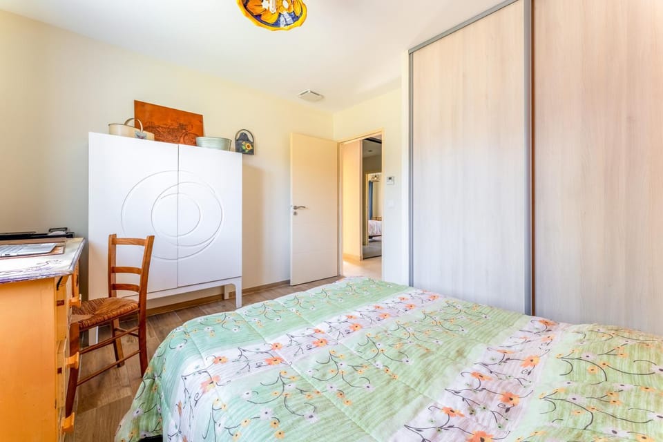 Bed, Photo of the whole room, wardrobe