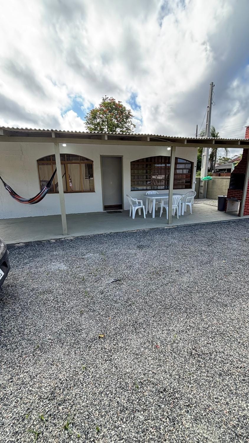 Casa praia a 1 quadra do mar com churrasqueira House in State of Santa Catarina