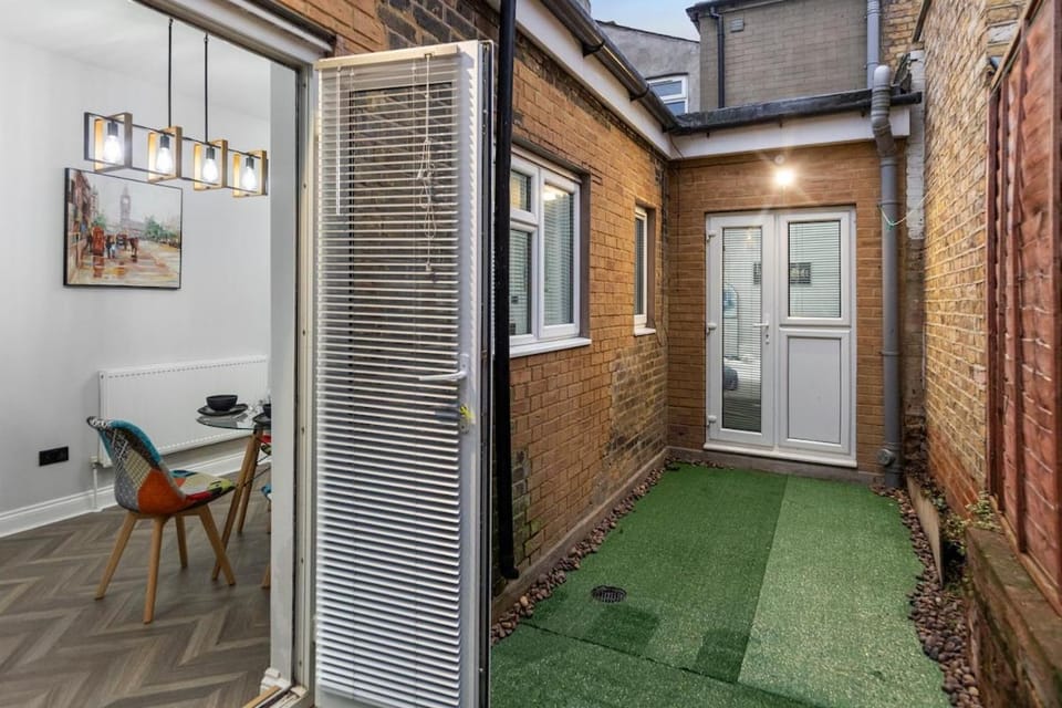 Luxury 6 bedroom House & Garden Victoria park London Apartment in London Borough of Hackney