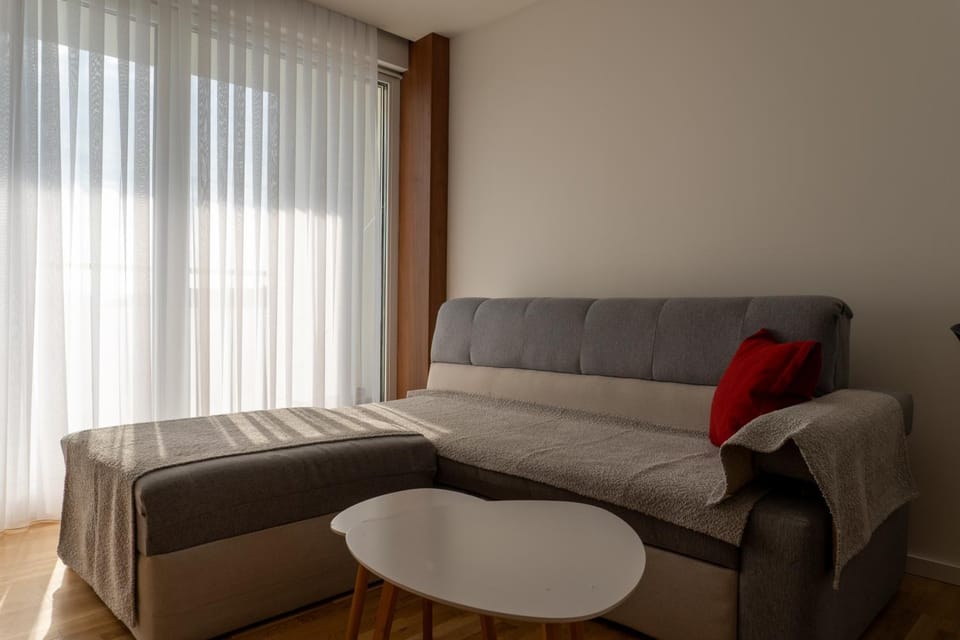 Bed, Living room, Photo of the whole room, Seating area