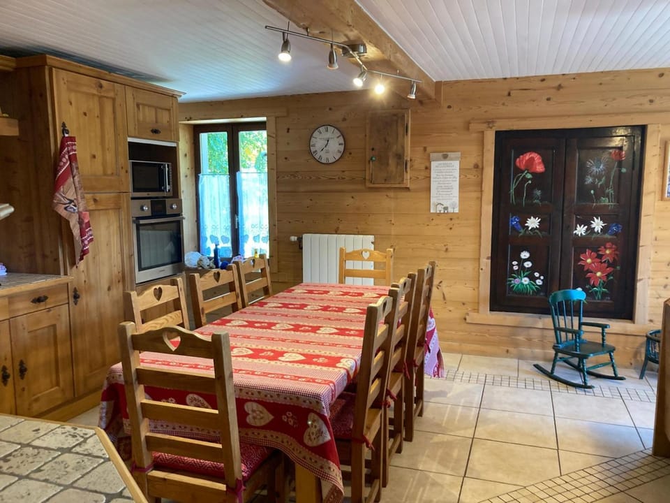Kitchen or kitchenette, Dining area, oven