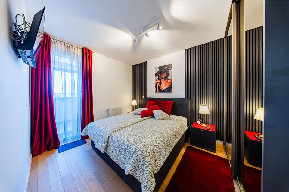 Bed, TV and multimedia, Bedroom