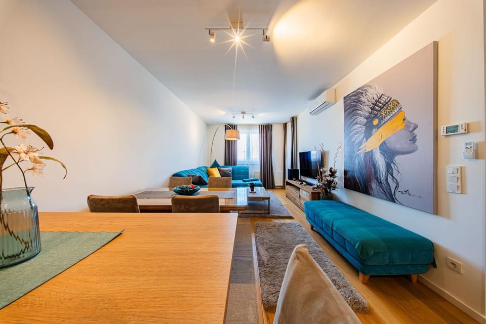 TV and multimedia, Living room, Dining area, air conditioner