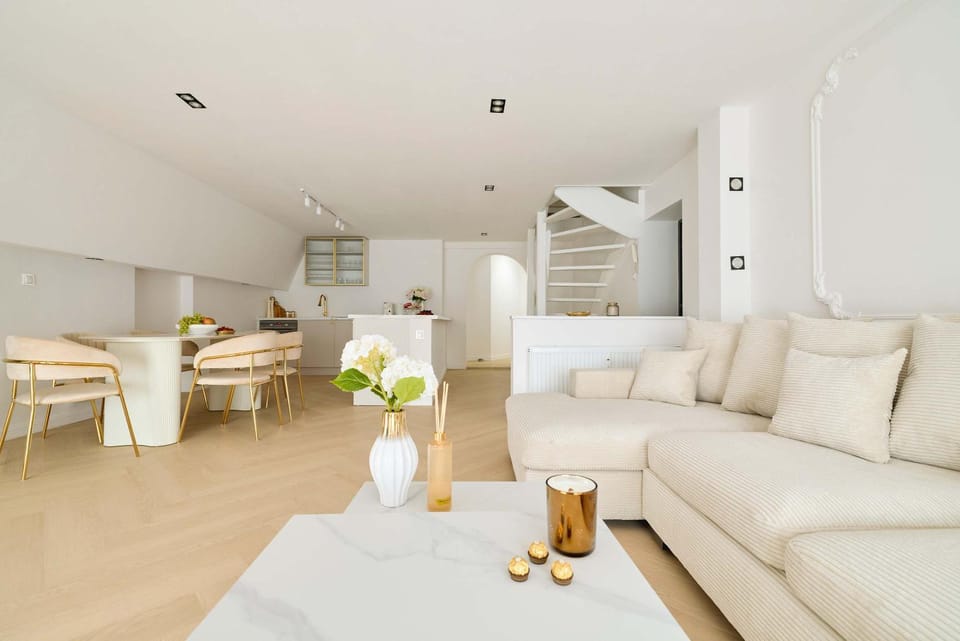Kitchen or kitchenette, Living room, Seating area, Dining area