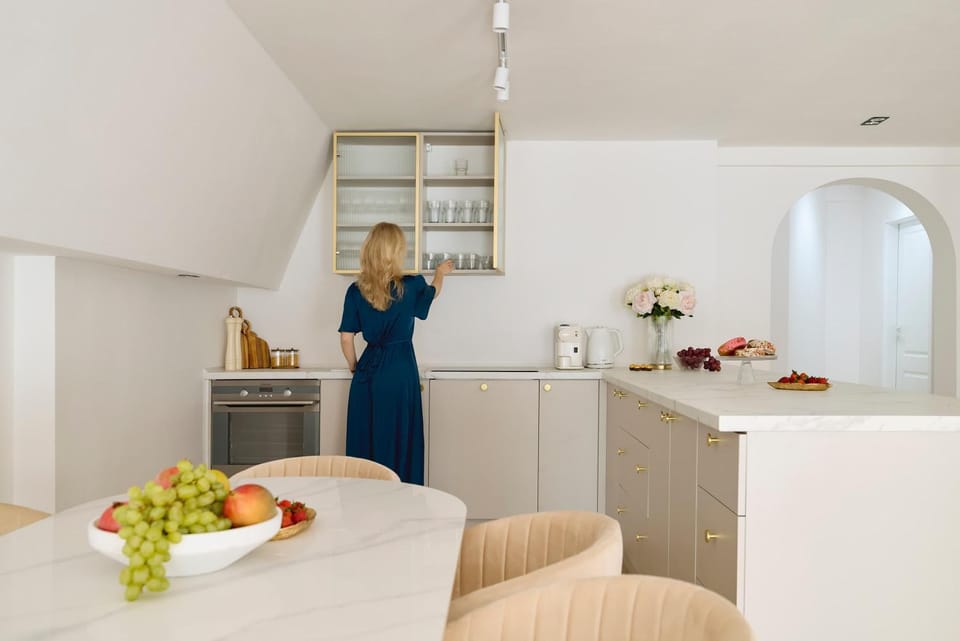 People, Kitchen or kitchenette, Dining area