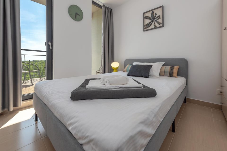 Bed, Photo of the whole room, Bedroom, towels