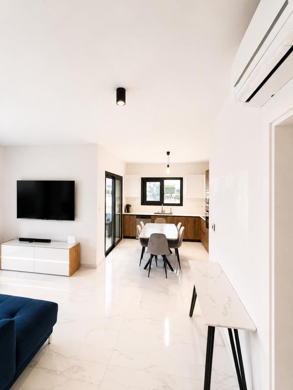 Kitchen or kitchenette, Living room