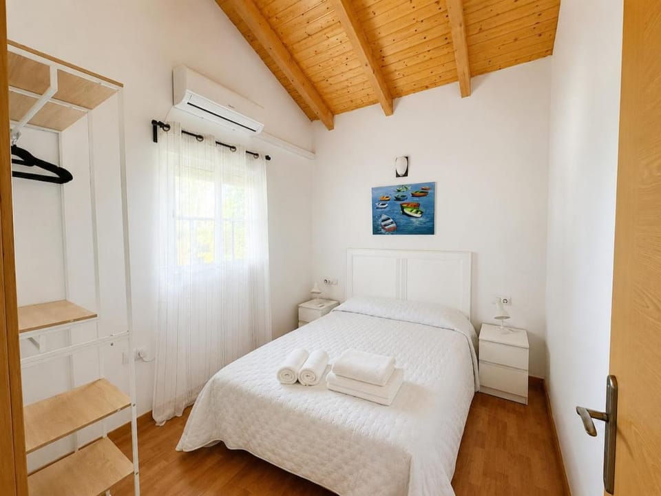 Cozy Chalet with Garden BBQ Near la Playa de La Barrosa By Chiclana Dreams Chalet in Chiclana de la Frontera