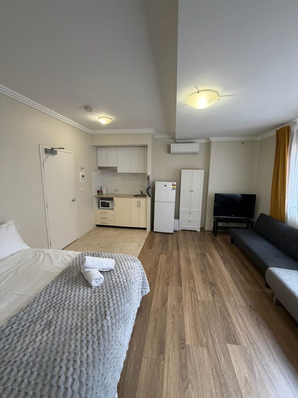 Modern Studio Steps to Chinatown & Darling Harbour Apartment in Sydney