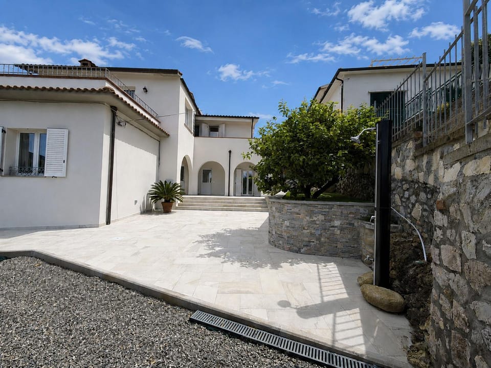 Shower, Property building, Facade/entrance, Day
