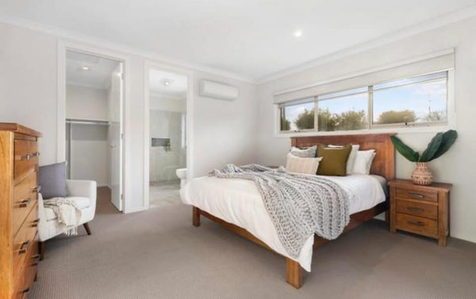 Cheerful 3 bedroom house with indoor fireplace House in Dromana